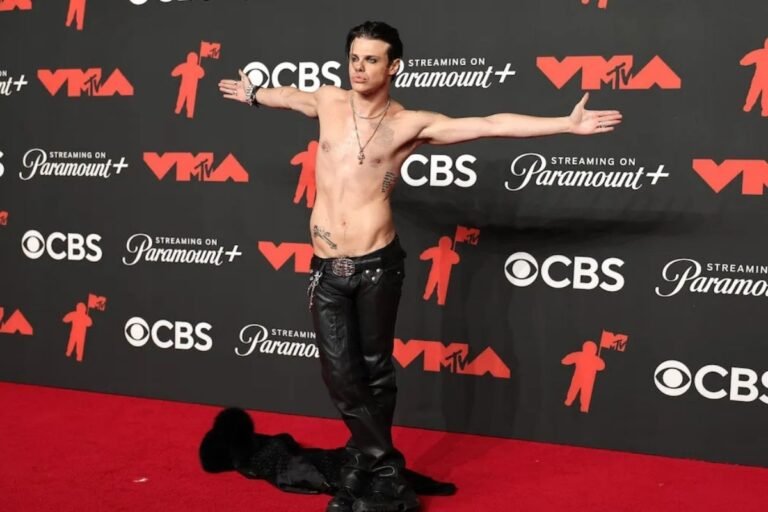 Yungblud vistió pantalones de Iggy y collar de Ozzy en los VMAs