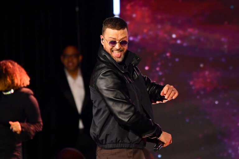 Justin Timberlake se presenta por primera vez desde revelar su diagnóstico de la enfermedad de Lyme en un evento de los Grammy en honor a Pharrell.