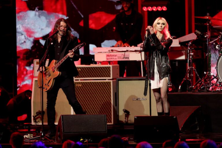 Foo Fighters y Taylor Momsen interpretan secretas canciones grunge de Mariah Carey en tributo.