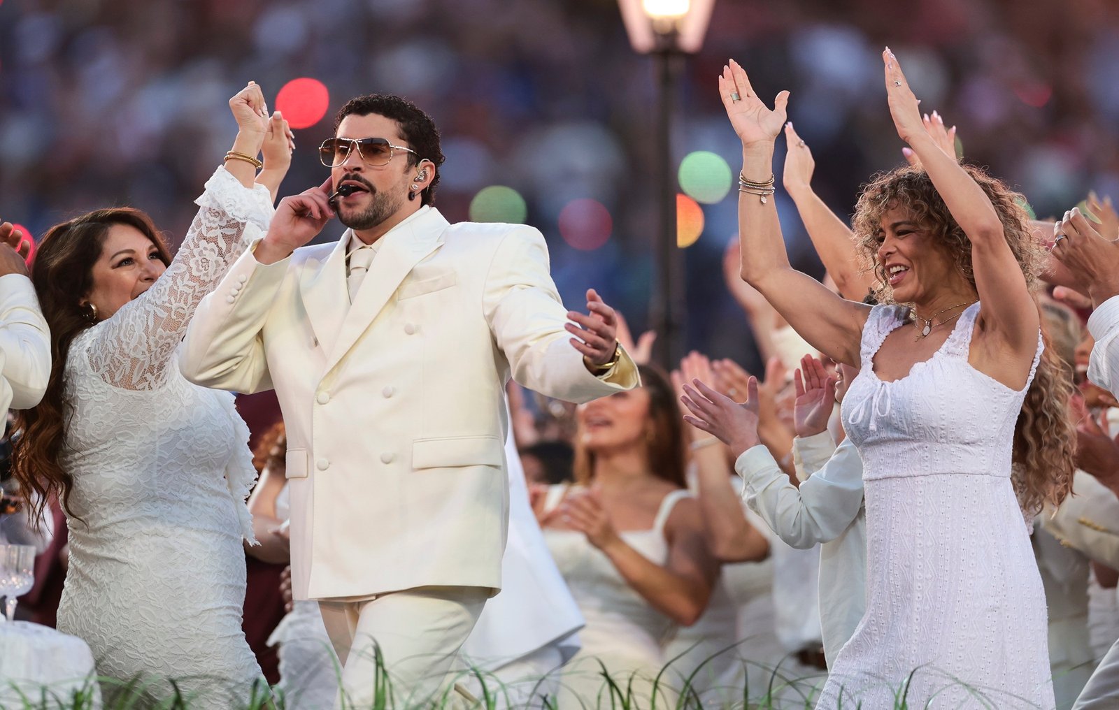 Los reconocidos artistas celebran el impresionante espectáculo de Bad Bunny durante el Super Bowl, un momento histórico en la música.