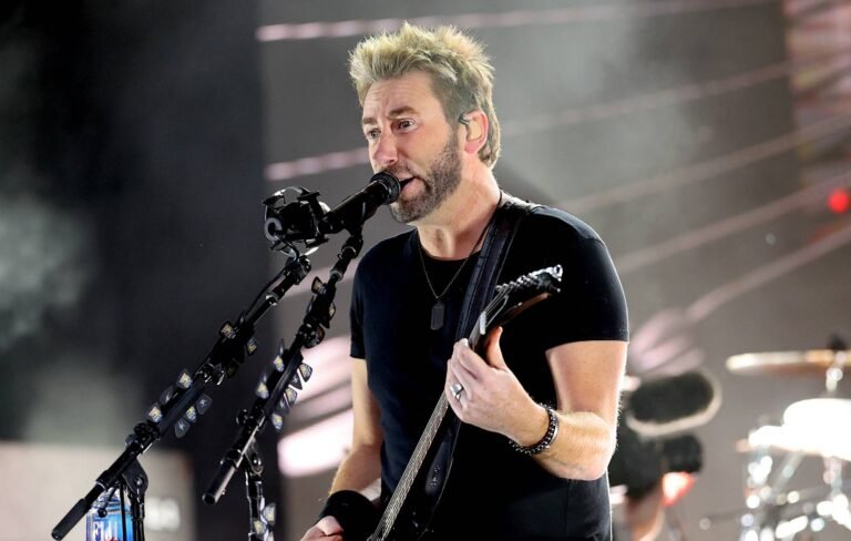 Chad Kroeger sorprende cantando Rockstar en un casino