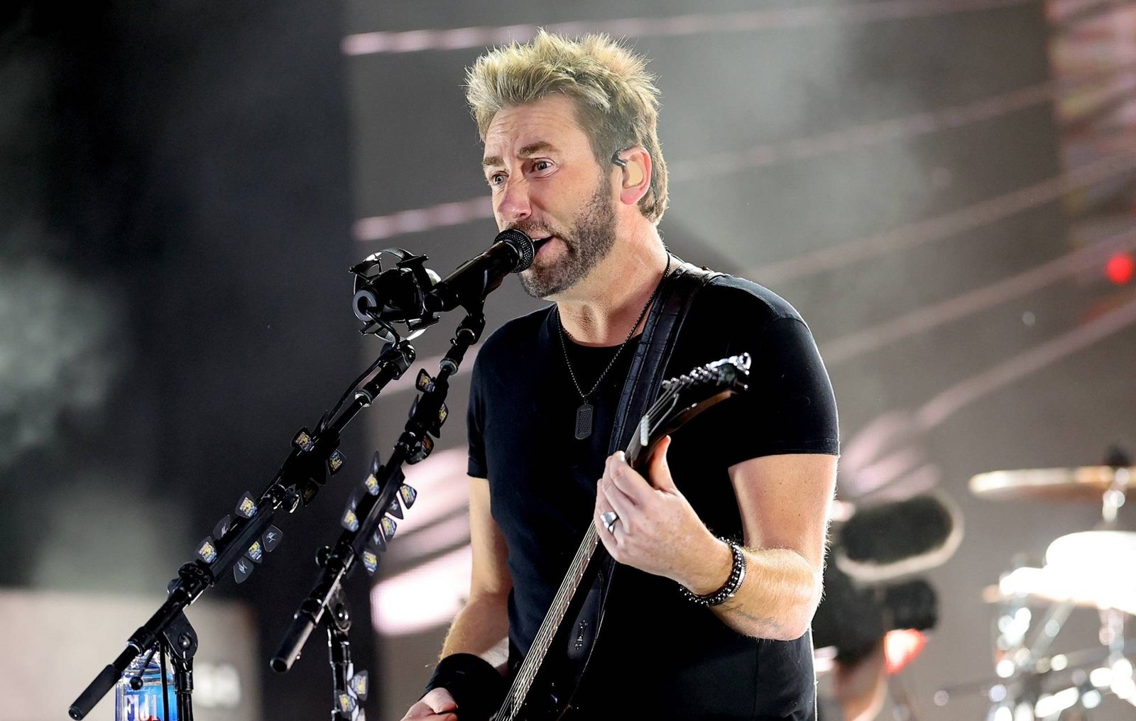 El icónico vocalista de Nickelback, Chad Kroeger, se viraliza al atender a un fan exigente en un casino.