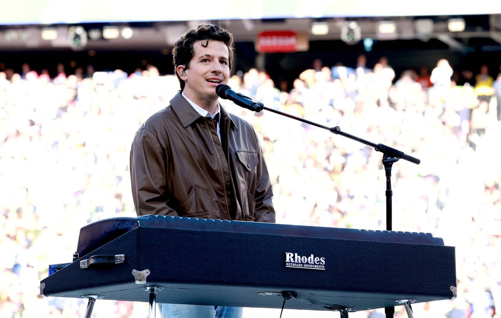 Charlie Puth deleita al público al interpretar el himno nacional en el Super Bowl 2026, donde los Seahawks vencieron a los Patriots.