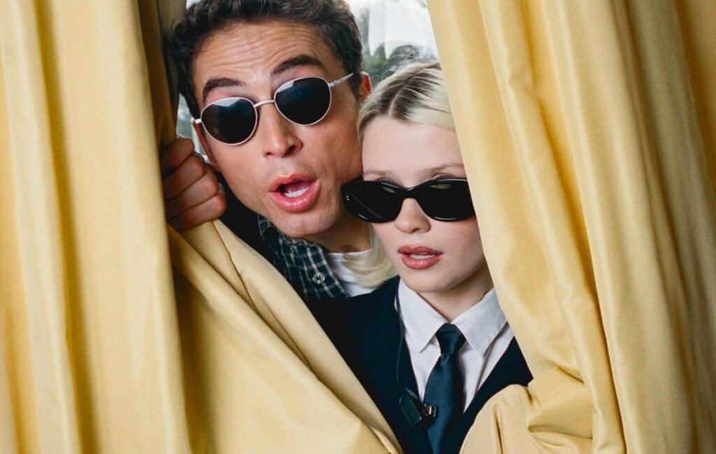 La artista Maisie Peters presenta su nuevo single My Regards acompañado de un video único y entretenido.