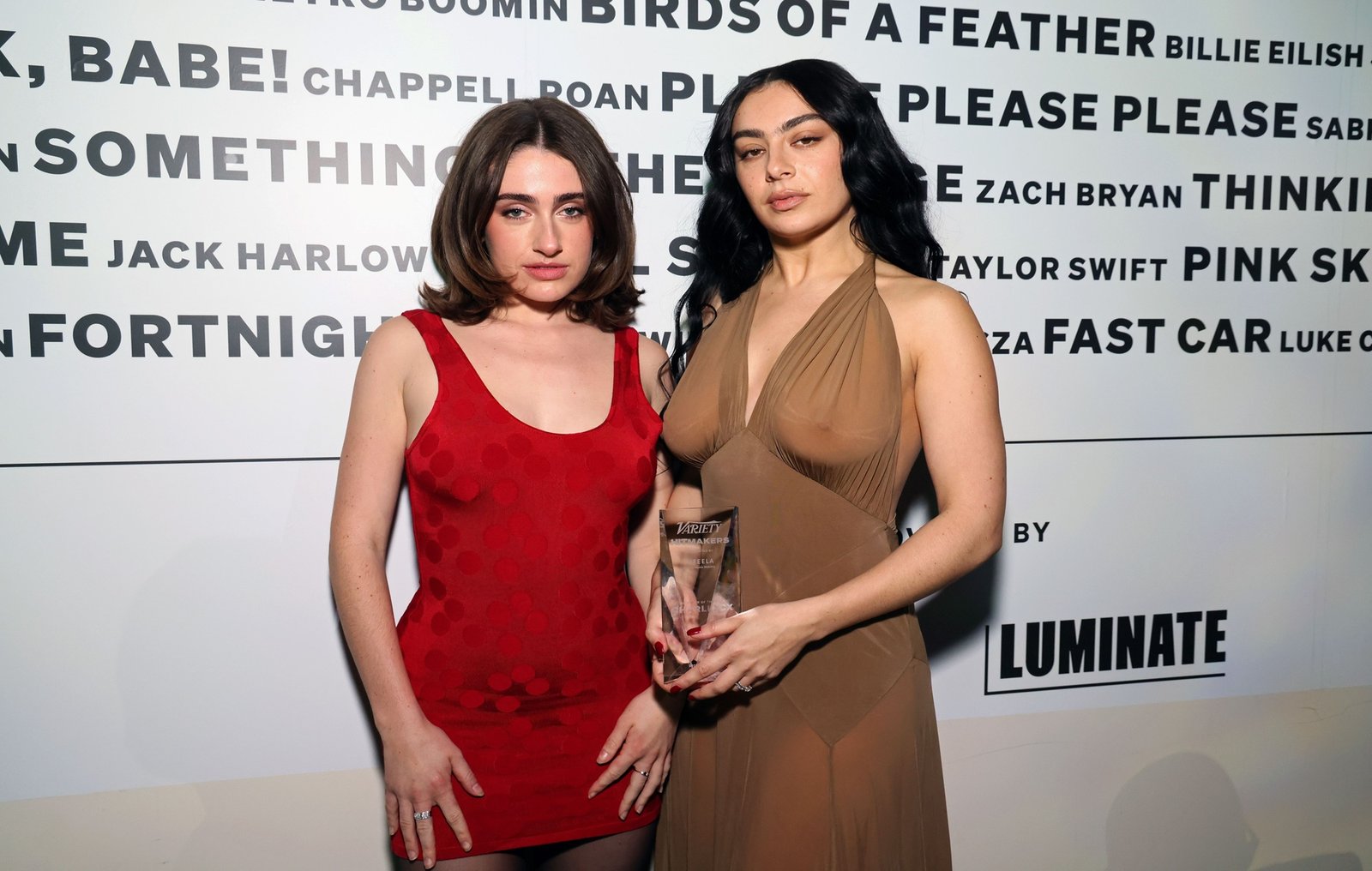 Descubre la explosiva publicidad de Charli XCX y Rachel Sennott, presentada durante el evento deportivo más esperado del año.