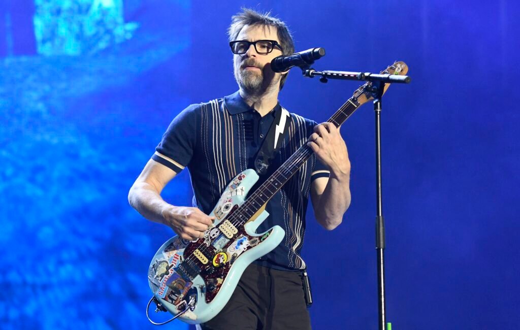 Weezer festeja 34 años de música con un boxset especial que incluye sus álbumes en vinilo y un libro para colorear.