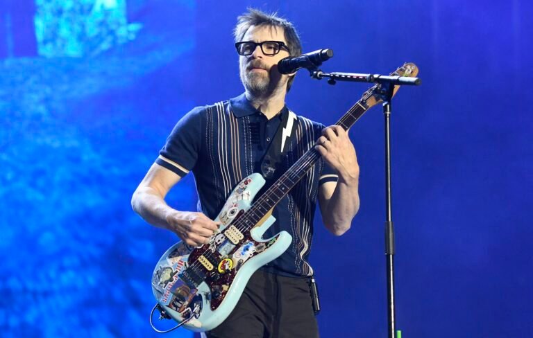 Weezer celebra su aniversario reeditando álbumes en vinilo colorido