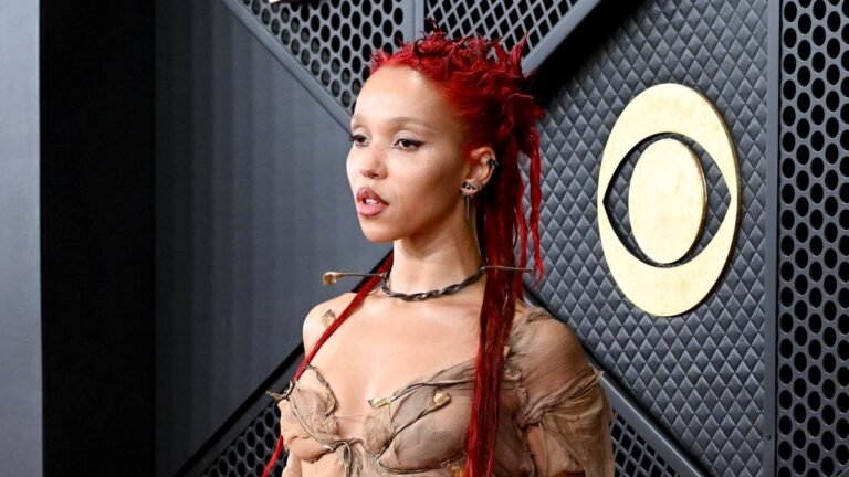 FKA twigs y otros artistas brillan en la alfombra roja de los Grammys 2026