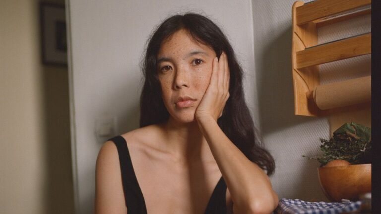 Ana Roxanne regresa con su primer álbum Poem 1 en seis años