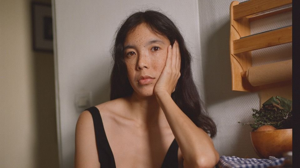 Ana Roxanne presenta Poem 1, su esperado regreso musical después de seis años, programado para el 1 de mayo.