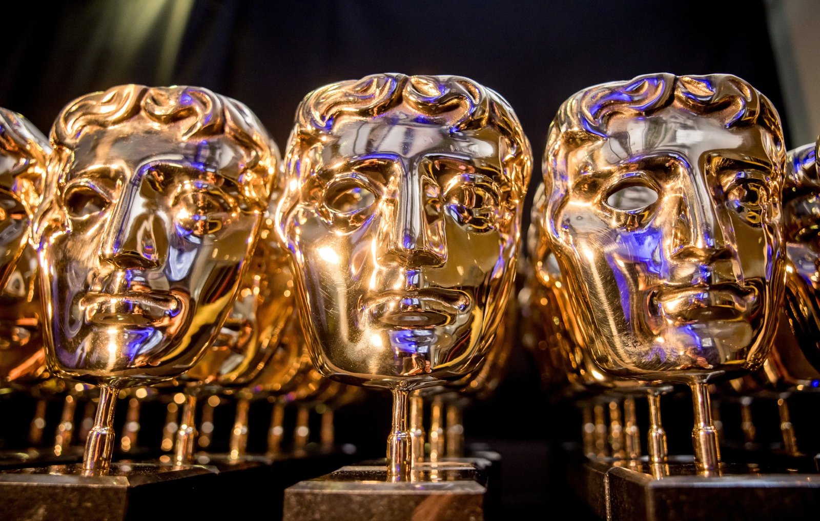 Descubre todos los ganadores de los BAFTA 2026 y su relación con la música y la cultura pop.