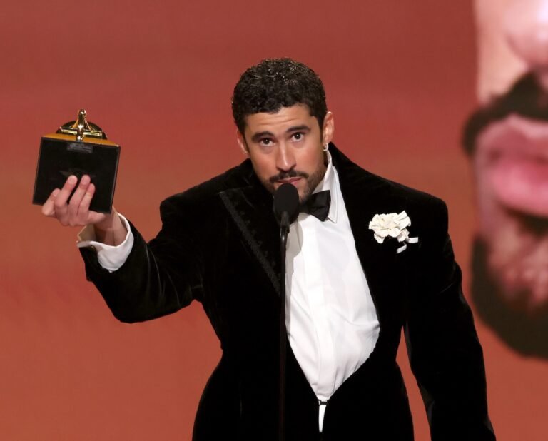Bad Bunny hace historia al ganar el Grammy por Debí Tirar Más Fotos