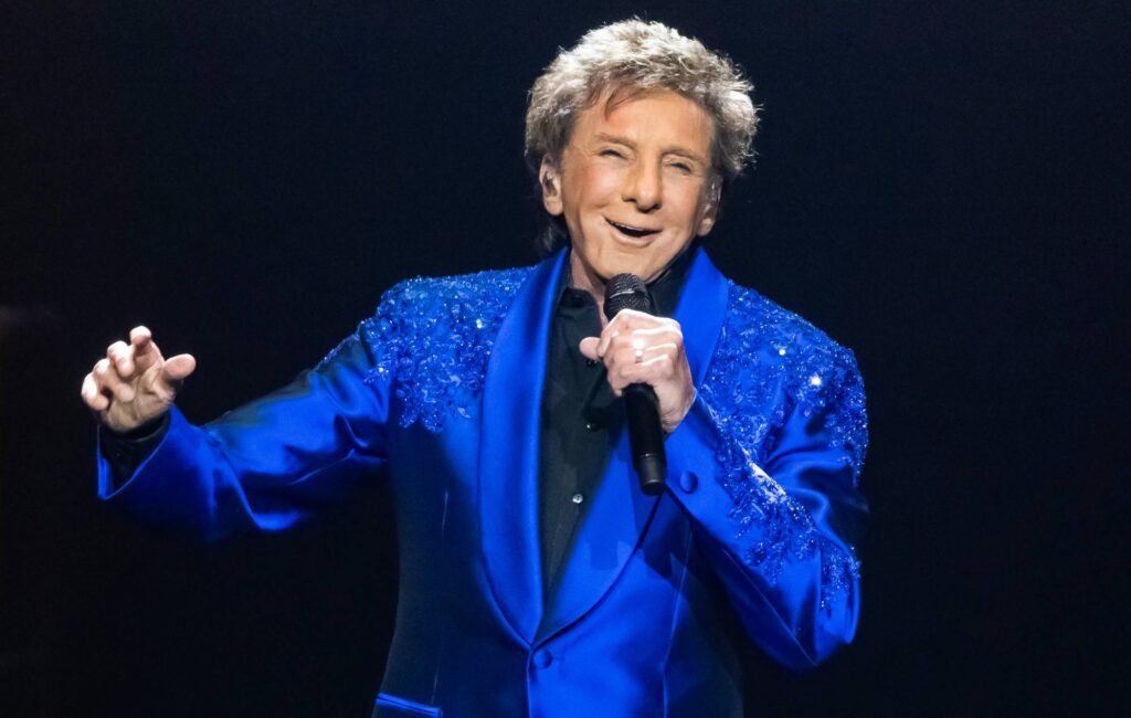 Barry Manilow ha pospuesto más presentaciones al indicar que sus pulmones aún no están listos tras la cirugía.