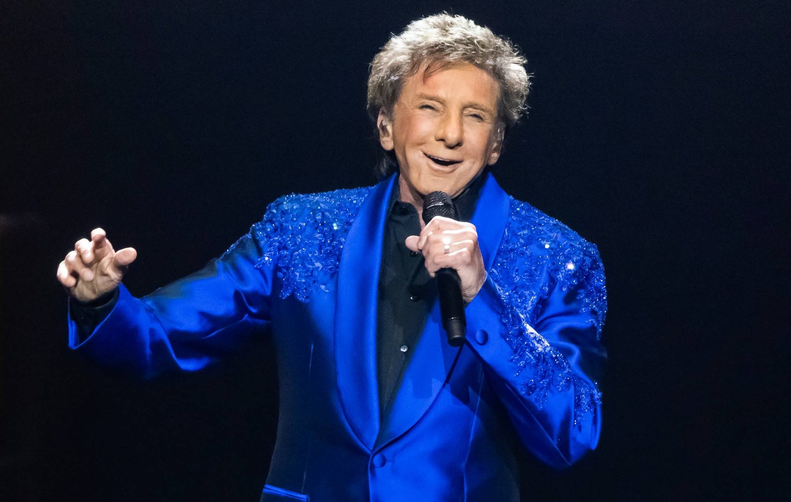 Barry Manilow ha pospuesto más presentaciones al indicar que sus pulmones aún no están listos tras la cirugía.