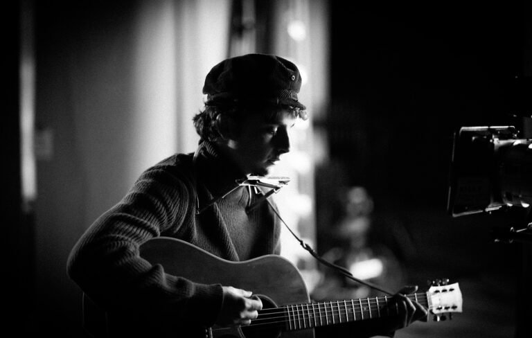 Timothée Chalamet invierte en su actuación de Bob Dylan en SNL