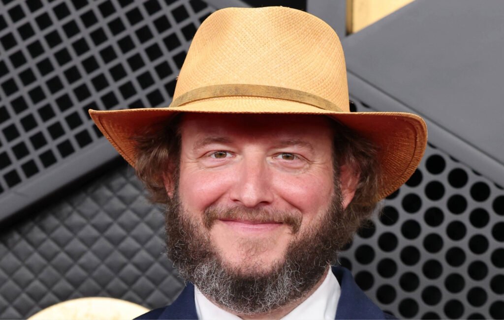 Justin Vernon defiende su postura política tras ser objeto de burla por Megyn Kelly en los Grammy.