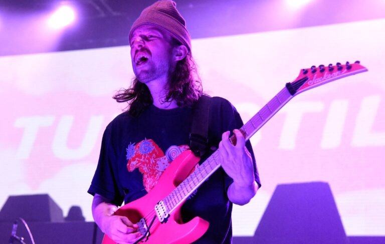 Ex-guitarrista de Turnstile expulsado tras acusaciones de malversación