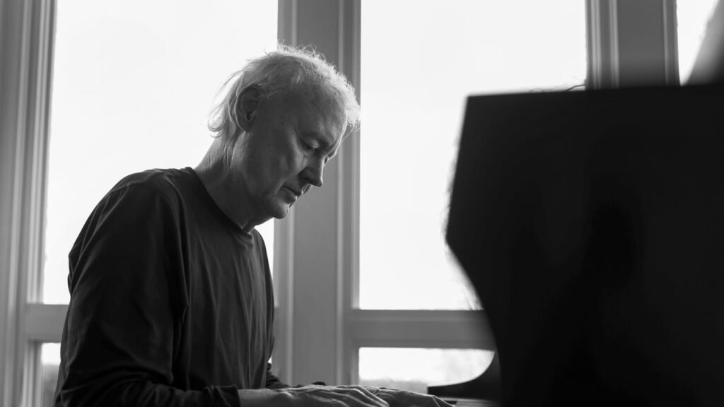 El icónico Bruce Hornsby presenta su álbum *Indigo Park* con colaboraciones de artistas como Ezra Koenig y Bonnie Raitt.