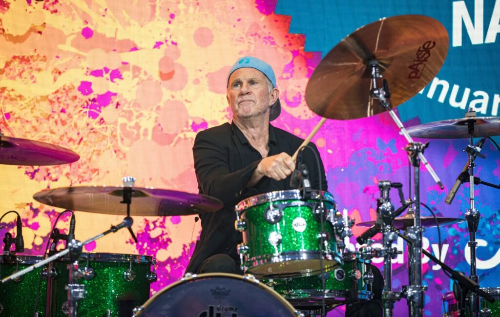 Chad Smith, batería de Red Hot Chili Peppers, impacta a sus estudiantes al ser maestro sustituto de batería.
