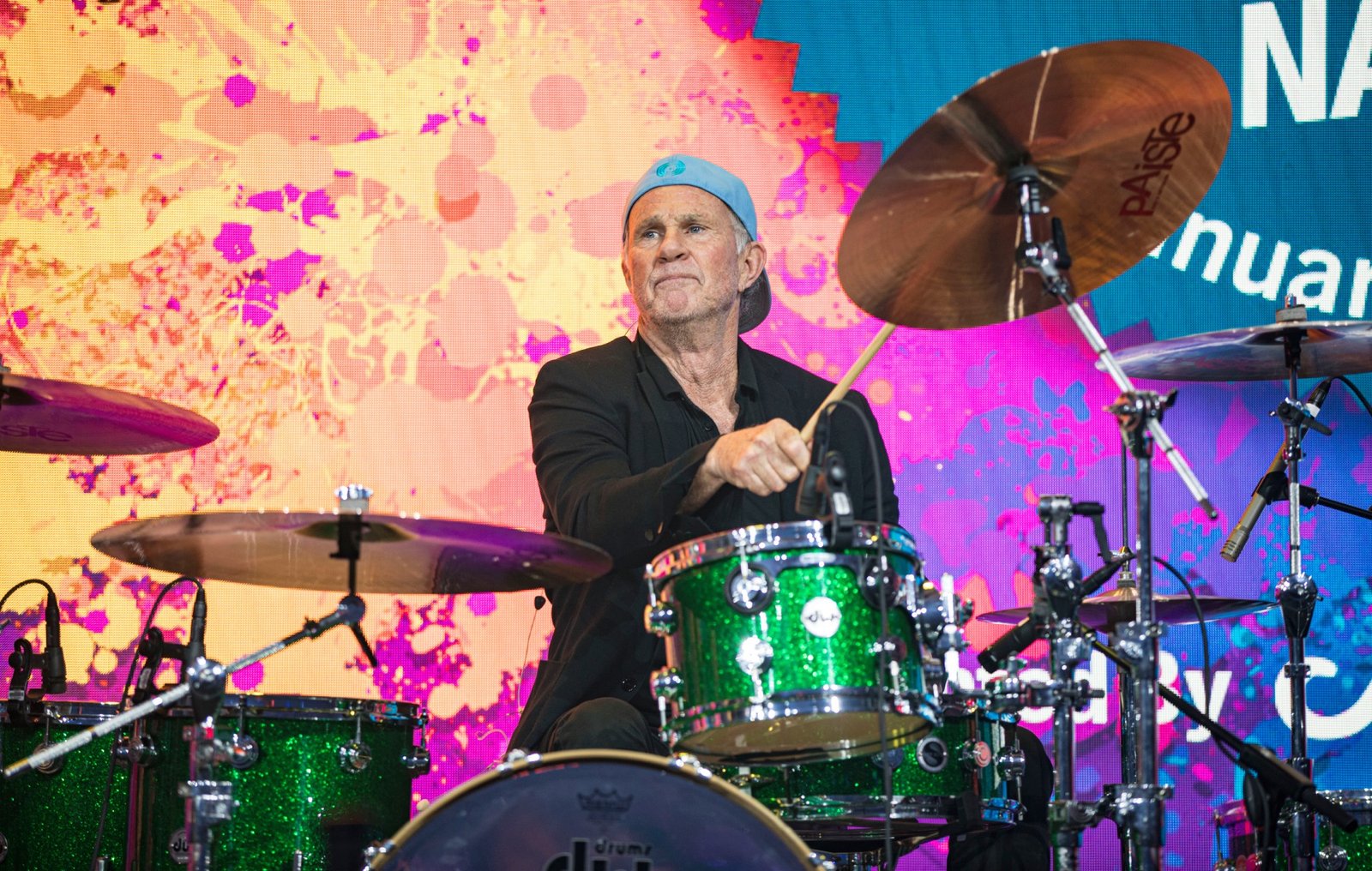 Chad Smith, batería de Red Hot Chili Peppers, impacta a sus estudiantes al ser maestro sustituto de batería.