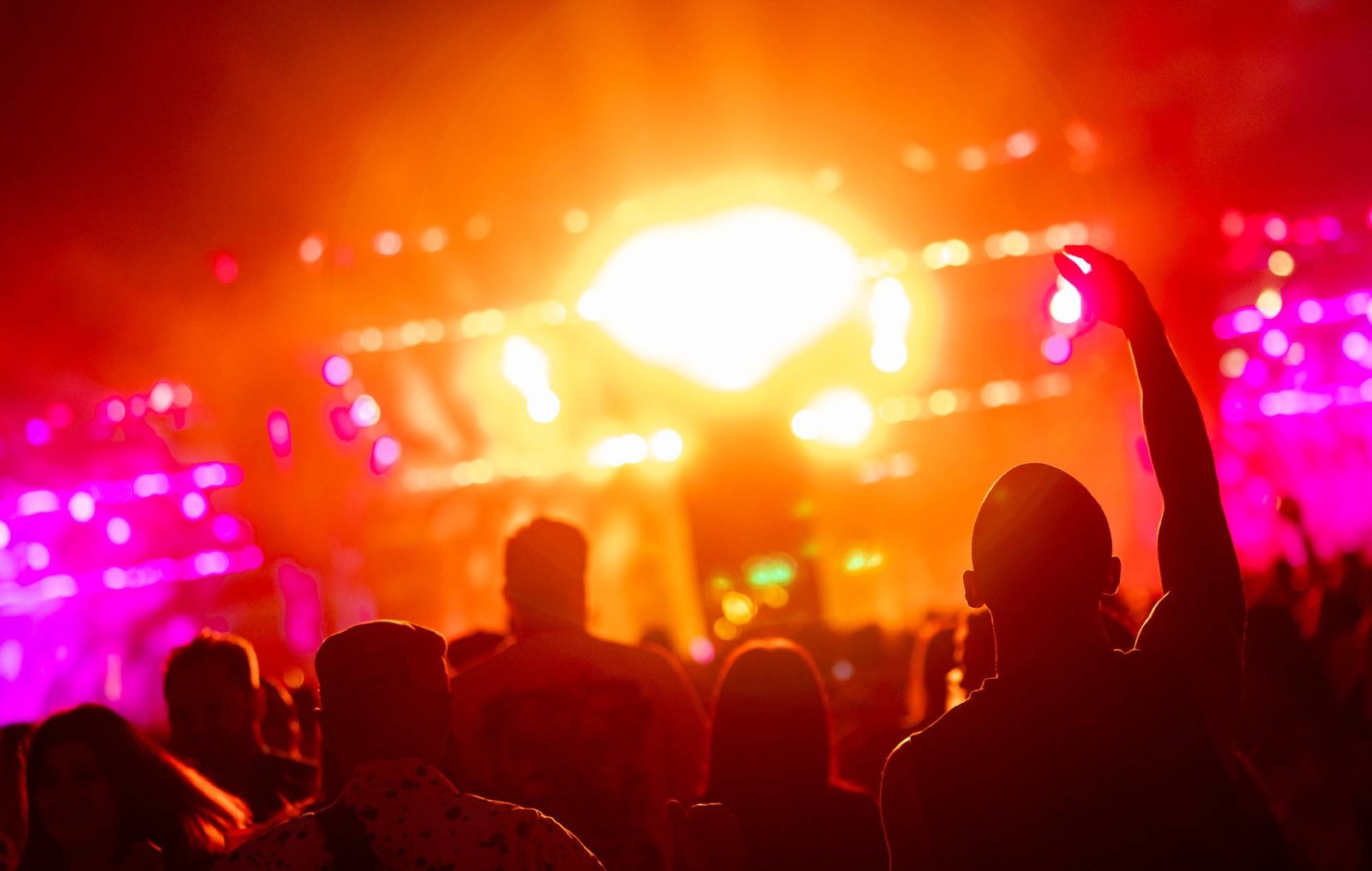 La nueva ley de California propone un límite en los precios de reventa de entradas, impactando el panorama de conciertos.