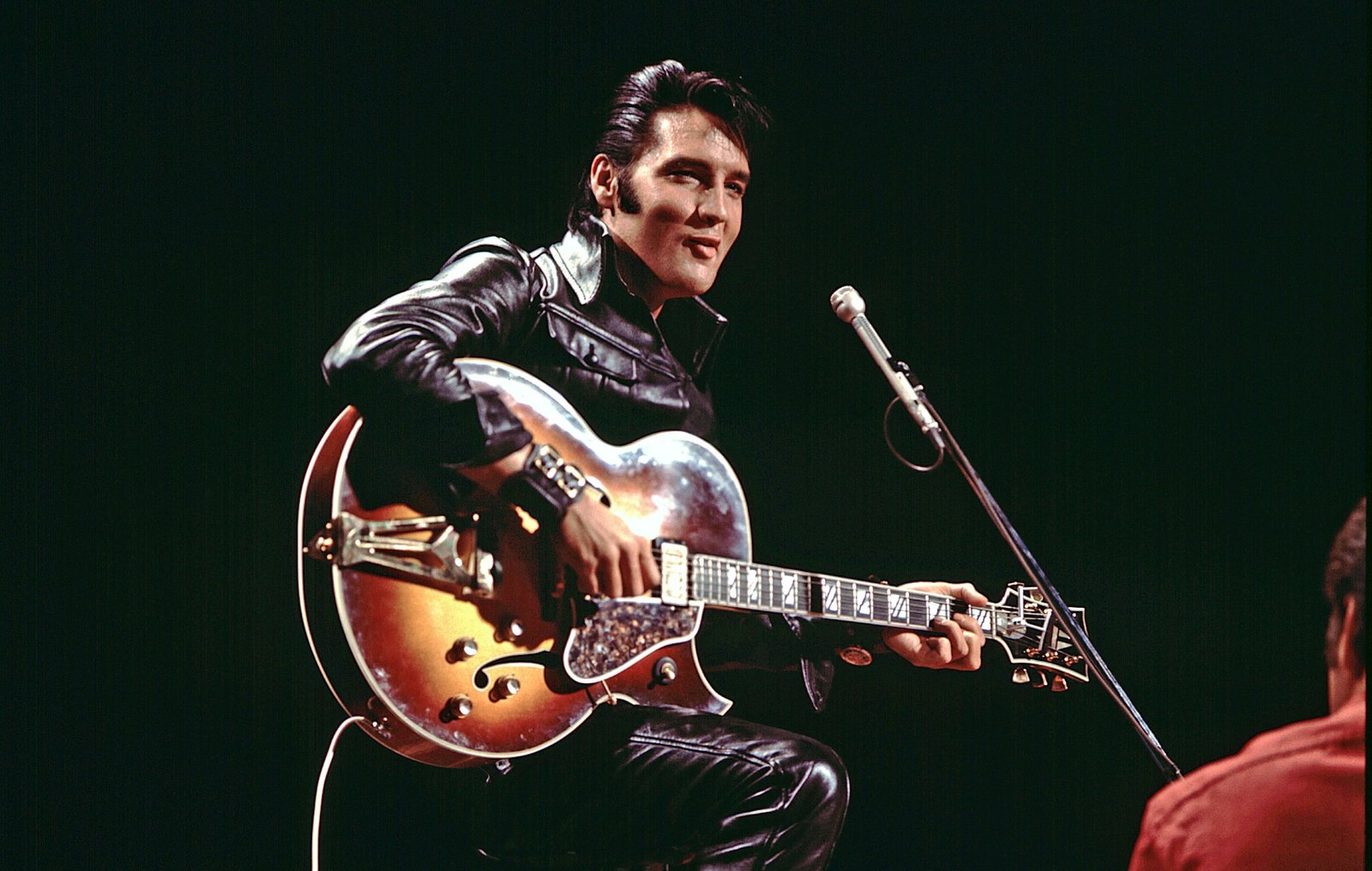 Explora la increíble banda sonora del nuevo filme EPiC: Elvis Presley In Concert, con todos sus temas destacados.