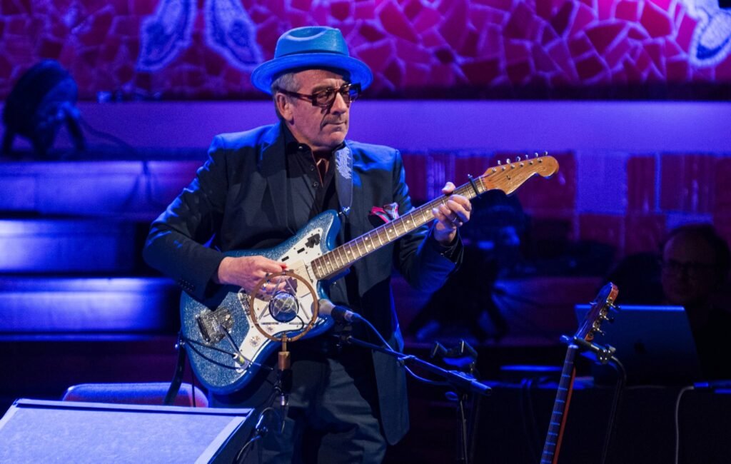 El icónico Elvis Costello junto a The Imposters y Charlie Sexton suman nuevas fechas en su gira por Europa en 2026.