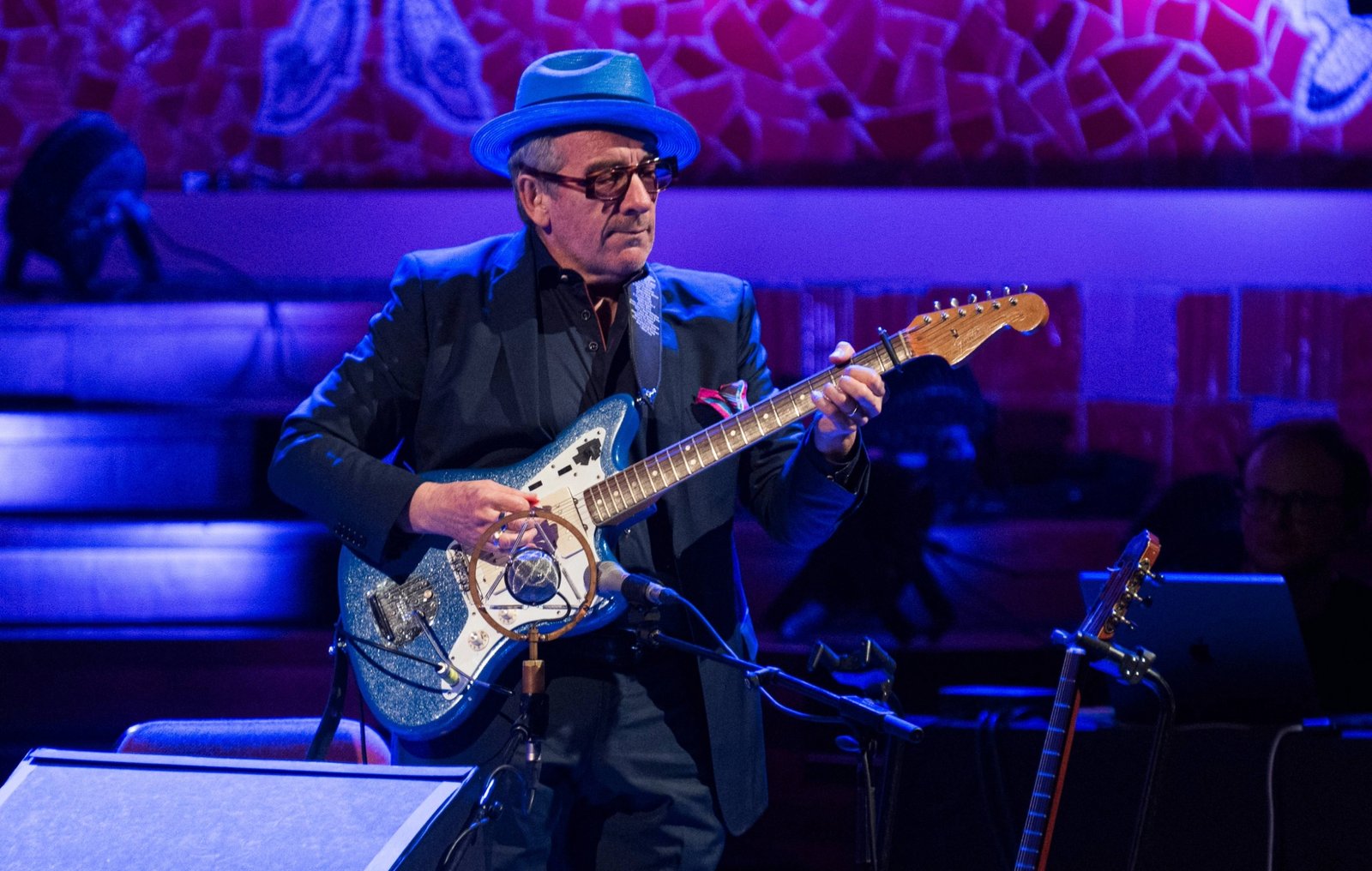El icónico Elvis Costello junto a The Imposters y Charlie Sexton suman nuevas fechas en su gira por Europa en 2026.