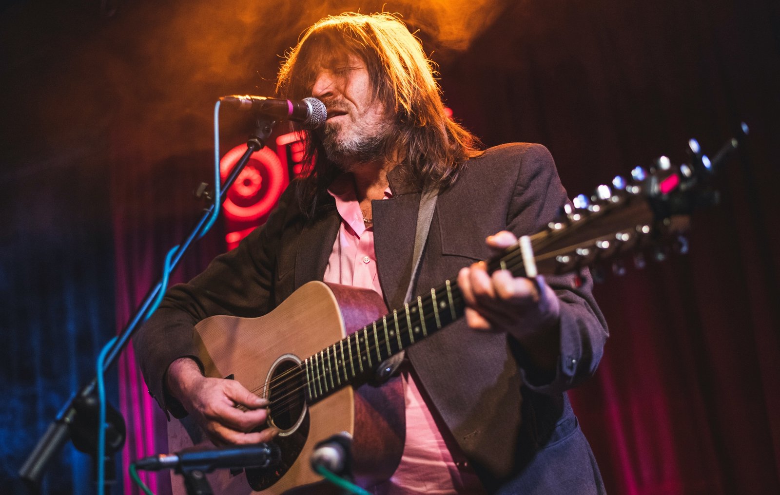 La esposa de Evan Dando revela detalles sobre su colapso durante la grabación de Tiny Desk, y su estado mental.