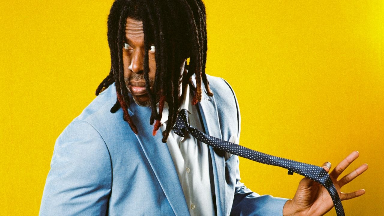 El innovador Flying Lotus lanza un EP y una película titulada Big Mama, prometiendo nuevas experiencias artísticas.
