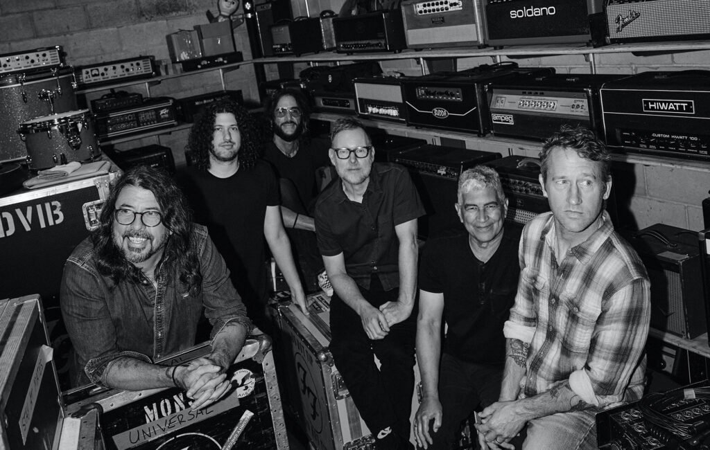 Dave Grohl adelanta el nuevo álbum Your Favorite Toy de Foo Fighters, repleto de temas enérgicos y nostálgicos.