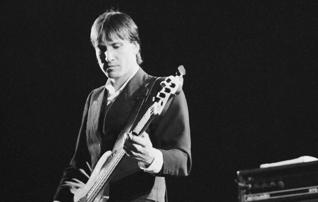 La música pierde a Fred Smith, bajista fundamental de Television y Blondie, reconocido por su estilo esencial y natural.