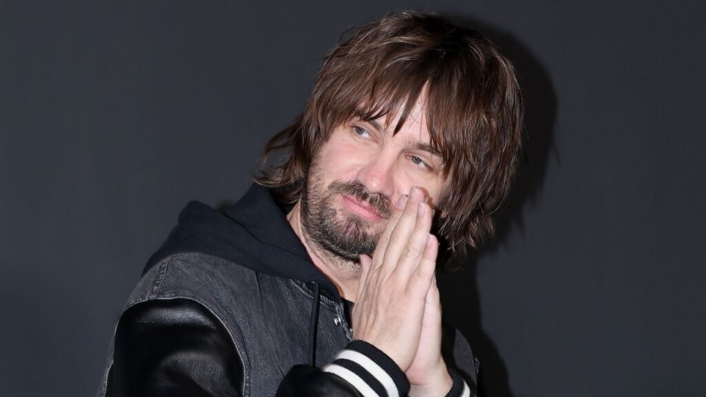 Kevin Parker reveló que se quedó dormido durante la ceremonia de los Grammy 2026, olvidando su propio triunfo.