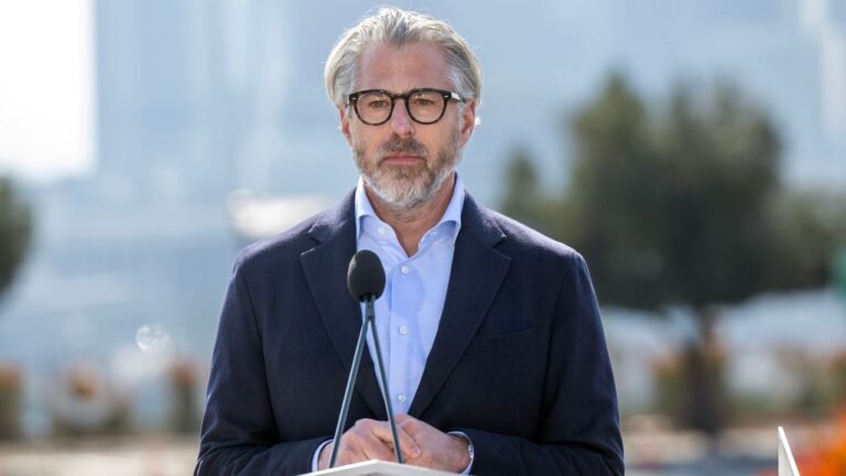 Casey Wasserman venderá su agencia tras controversia de Epstein