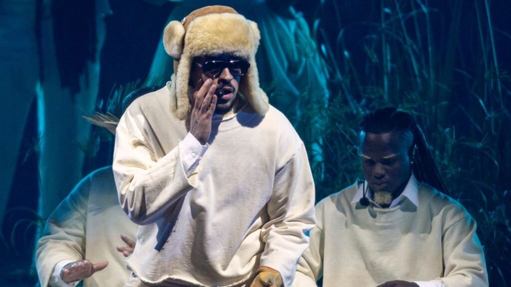 El icónico reggaetonero Bad Bunny deslumbró con su actuación en el Super Bowl LX, consolidándose como el rey del streaming.