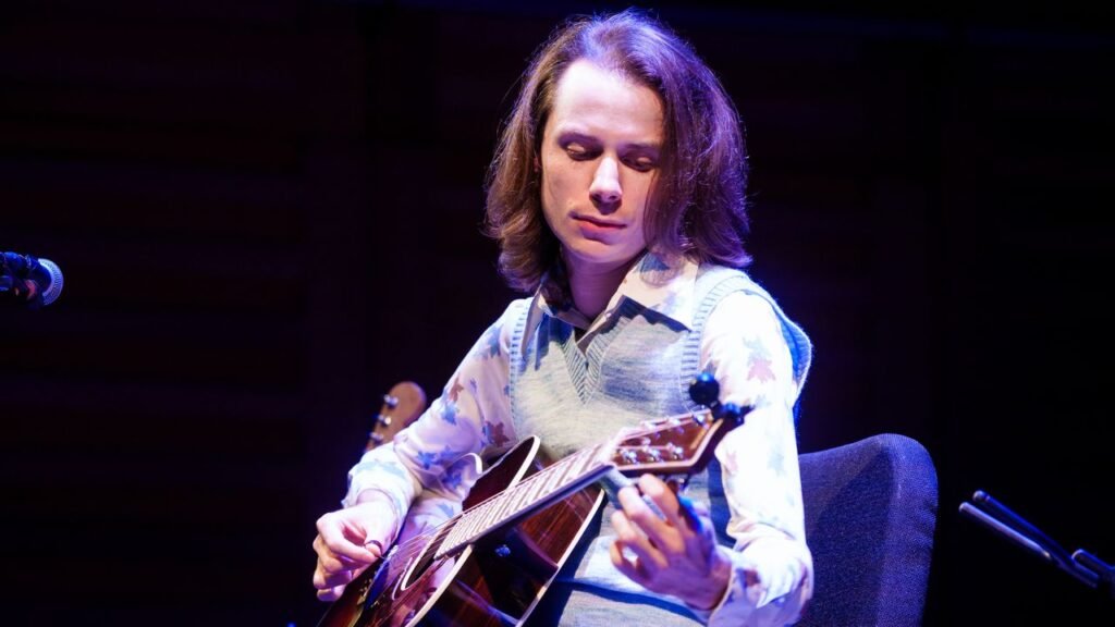 El talentoso guitarrista texano Hayden Pedigo ha firmado con Sub Pop y está trabajando en un nuevo álbum.