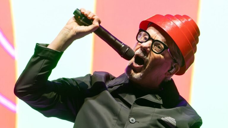 Devo anuncia más fechas para su gira de 2026 con B-52’s