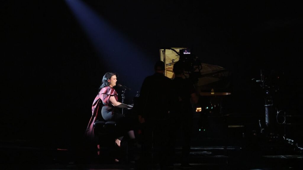 Lola Young ofrece su esperado regreso con Messy en los Grammy 2026, tras una difícil experiencia en 2025.