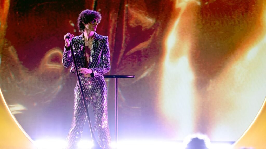 La presentación de Sombr en los Grammys 2026 destacó su evolución musical y estilo teatral en su sencillo ‘12 to 12’.