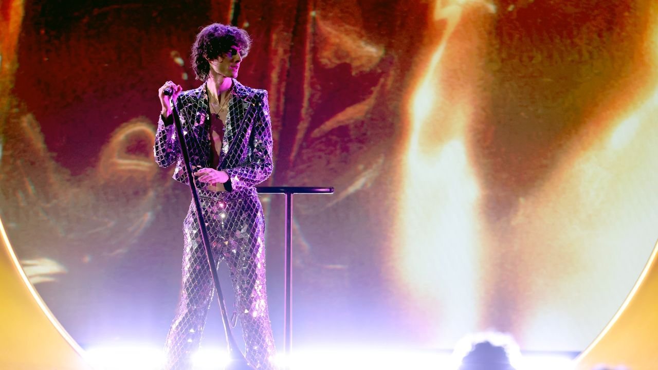 La presentación de Sombr en los Grammys 2026 destacó su evolución musical y estilo teatral en su sencillo ‘12 to 12’.