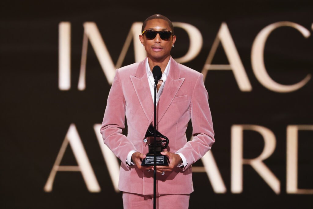 Pharrell celebra un impresionante inicio de 2026 con su merecido Dr. Dre Impact Award en los Grammy.