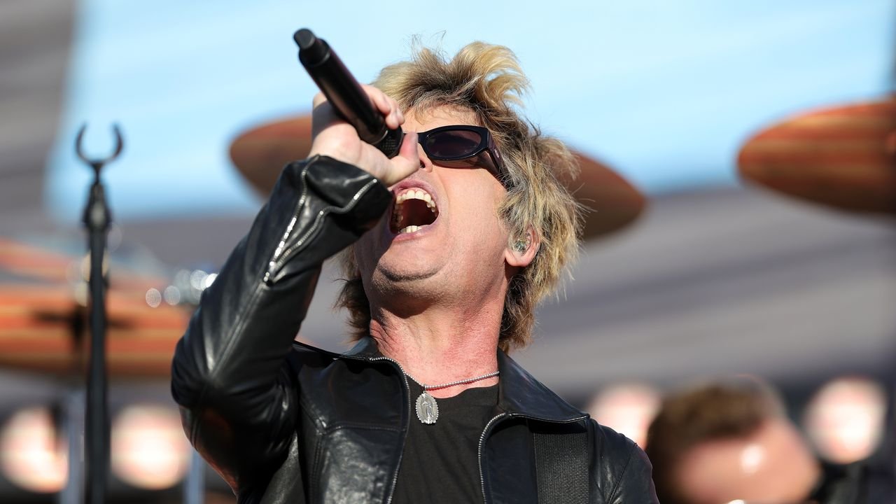 Green Day omite letras críticas y cautiva al público con un poderoso medley en el Super Bowl LX.