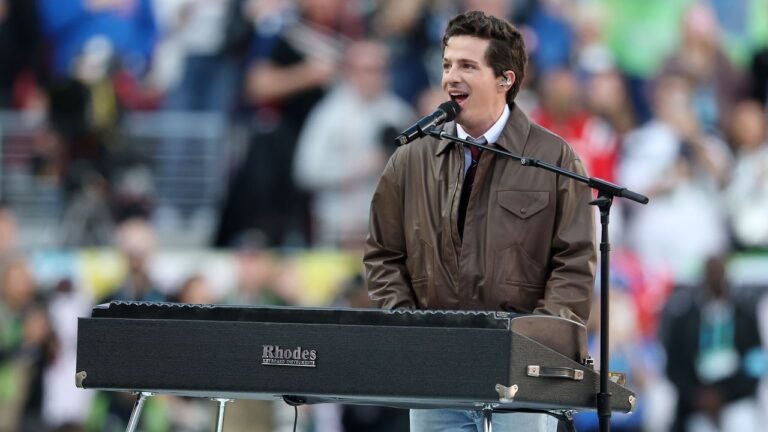 Charlie Puth destaca interpretando el himno nacional en el Super Bowl LX
