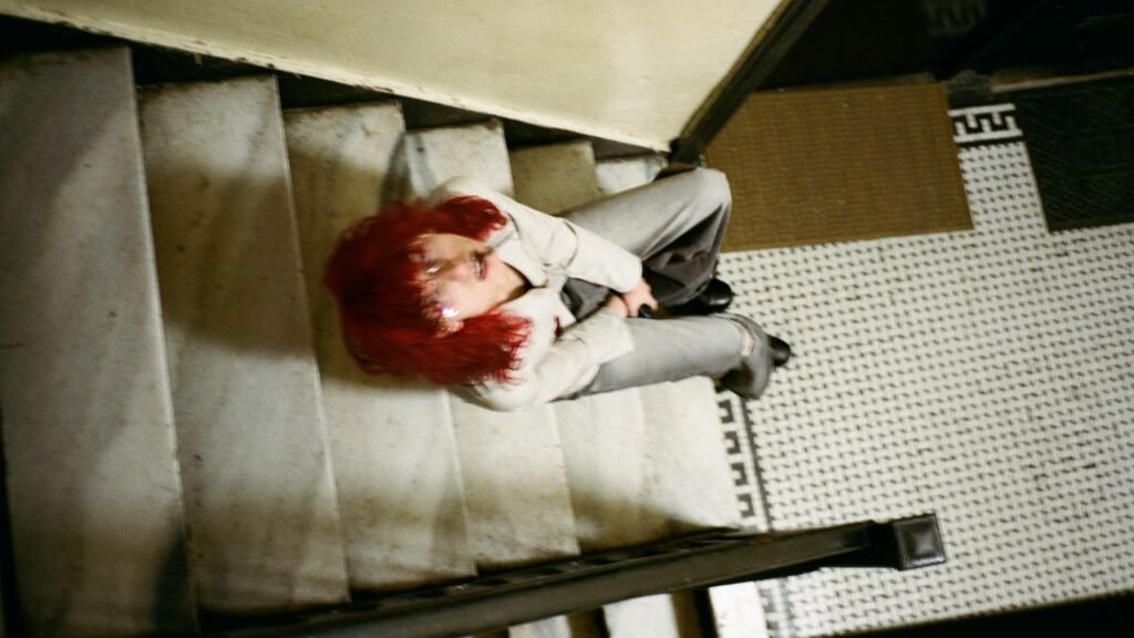 La artista Jane Remover vuelve a la escena musical con su potente sencillo In The Dark, tras un largo silencio.