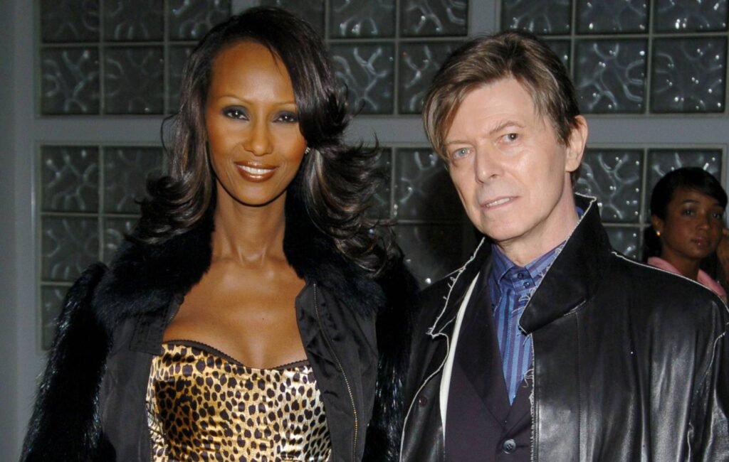 La hija de David Bowie, Lexi Jones, comparte emotivas reflexiones sobre su padre y su familia en momentos difíciles.