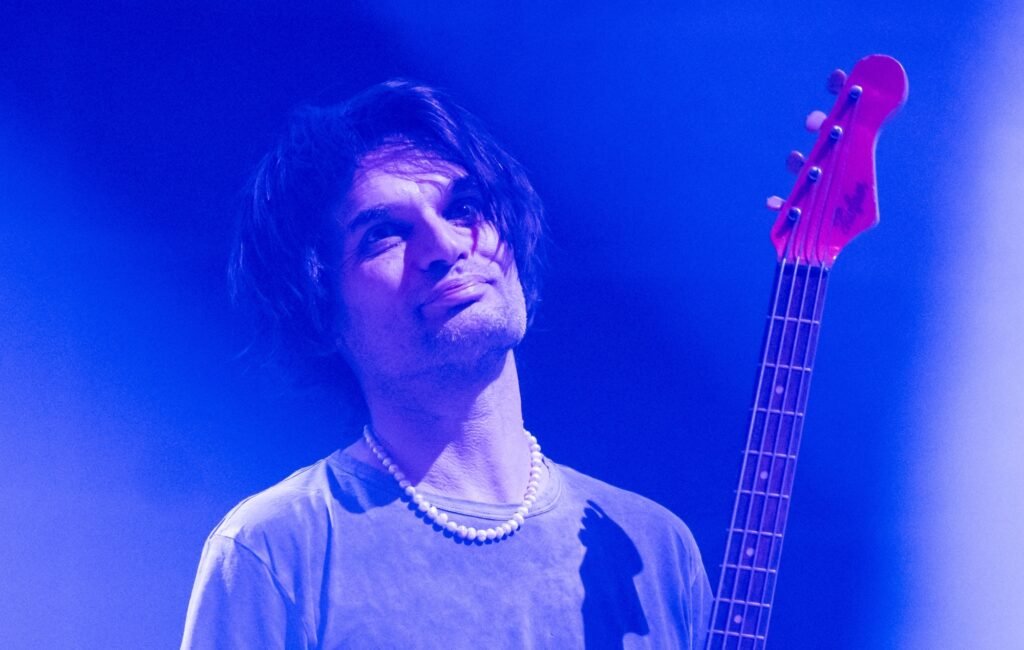 Jonny Greenwood de Radiohead afirma que la música y el arte deben transcender las preocupaciones políticas, destacando su autonomía creativa.