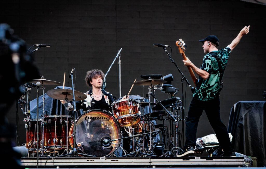 Chvrches está a punto de finalizar su nuevo álbum, prometiendo una experiencia sonora intensa y emocionante.