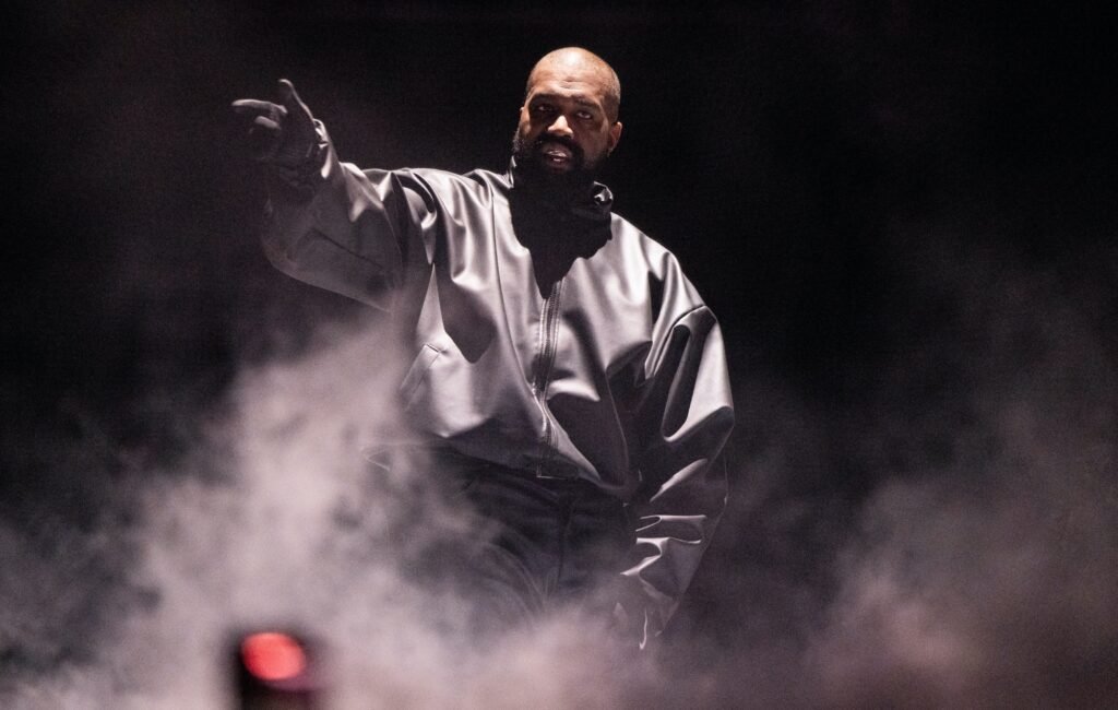 Kanye West se encuentra en medio de una demanda relacionada con un incidente en su propiedad, donde allegedly limitó la libertad de un hombre.