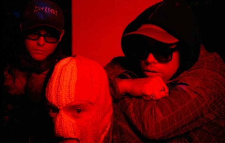 Kneecap presenta su electrizante sencillo Smugglers & Scholars