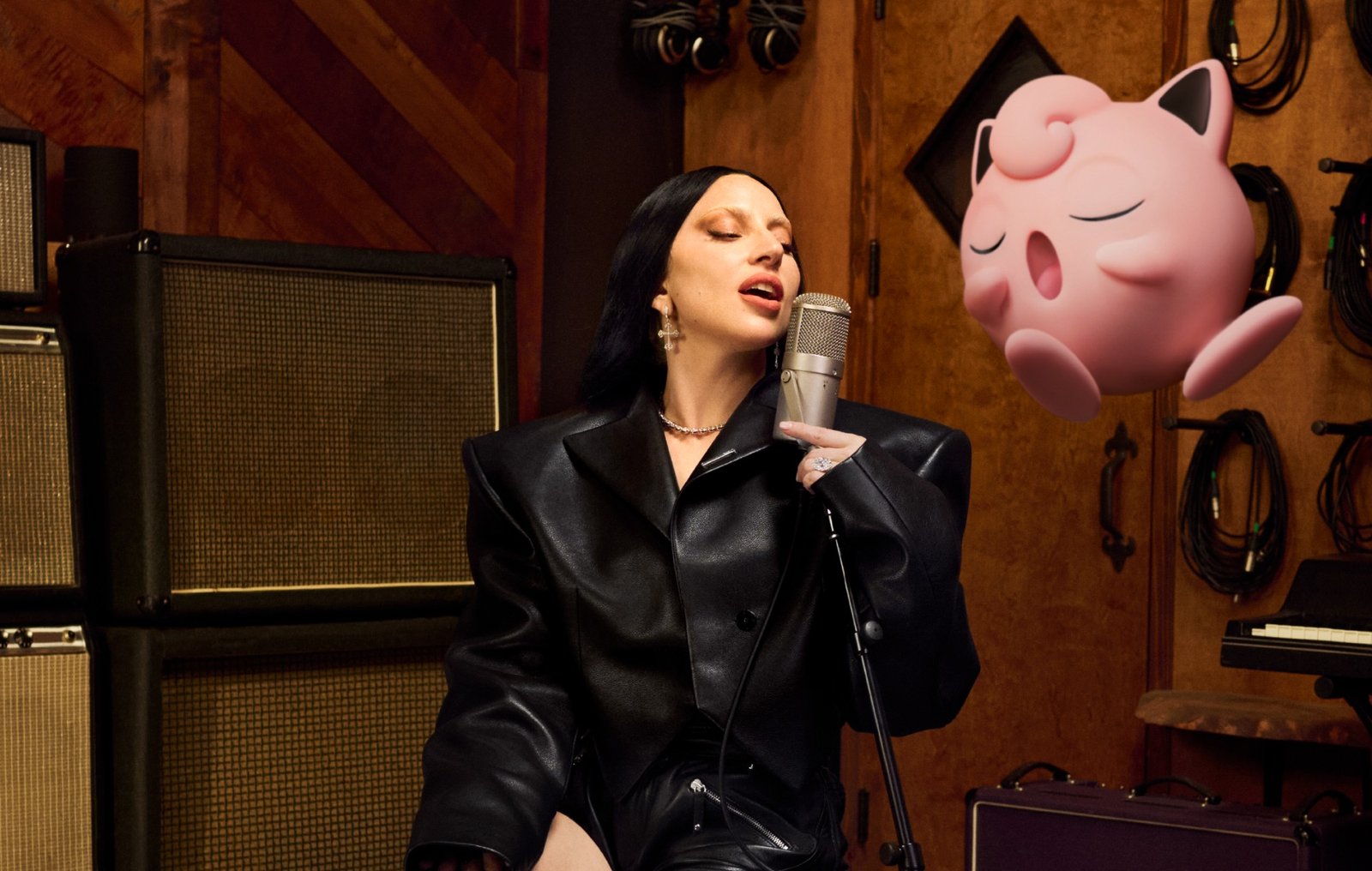 Lady Gaga y Jisoo participan en un anuncio del 30 aniversario de Pokémon, combinando música y nostalgia en el Super Bowl.